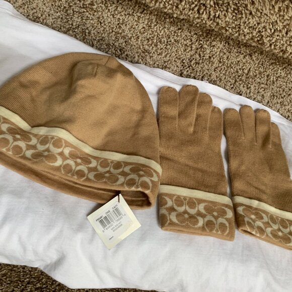 COACH Women's FB0461 2Pc. Camel 100% Merino Wool Sig Hat and Glove Set . - Picture 1 of 12